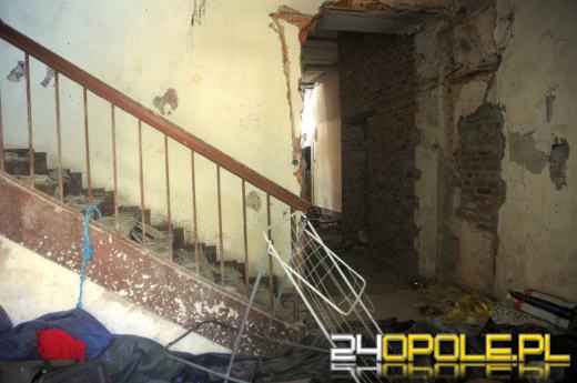 Pałacyk w centrum miasta zaczyna straszyć