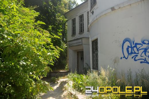 Pałacyk w centrum miasta zaczyna straszyć