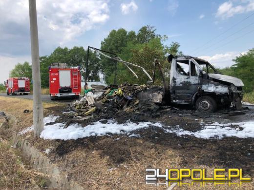 Auto z odpadami spłonęło przy torach na Niemodlińskiej