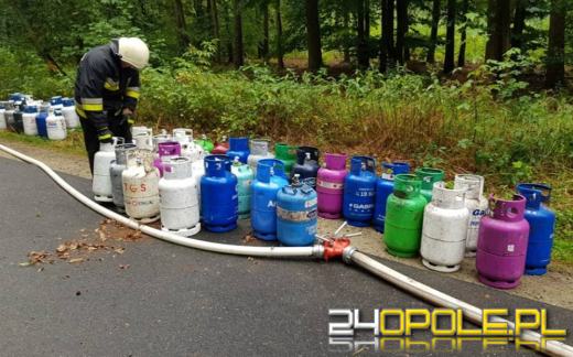 Samochód przewożący butle z gazem dachował. Kierowca w szpitalu