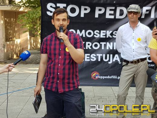 Pikieta przeciw nienawiści i kontrmanifestacja przeciw pedofilii na Placu Daszyńskiego