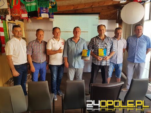 Almanach opolskiej piłki nożnej już w sprzedaży. Marek Leja zaprezentował swoją drugą książkę 