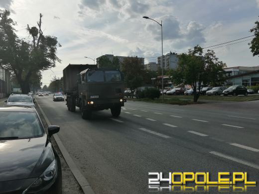 Sprzęt wojskowy wyruszył z Opola na obchody Święta Wojska Polskiego do Katowic