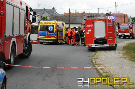 Autobus MZK staranował ogrodzenie i zatrzymał się na posesji