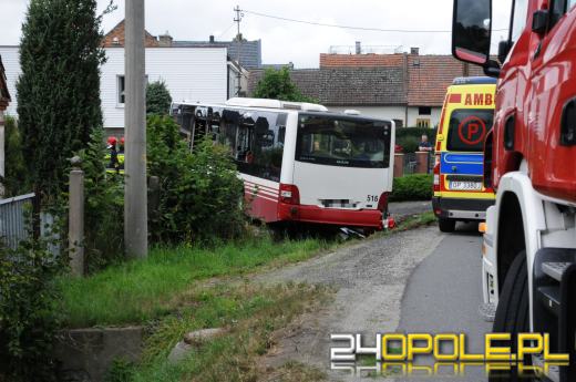 Autobus MZK staranował ogrodzenie i zatrzymał się na posesji