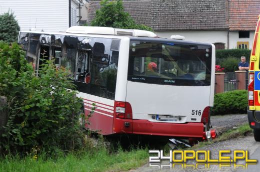 Autobus MZK staranował ogrodzenie i zatrzymał się na posesji