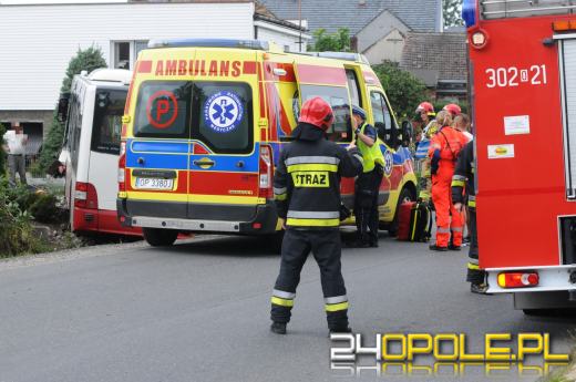 Autobus MZK staranował ogrodzenie i zatrzymał się na posesji