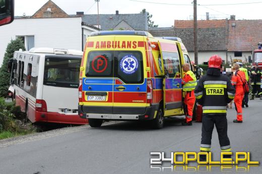 Autobus MZK staranował ogrodzenie i zatrzymał się na posesji
