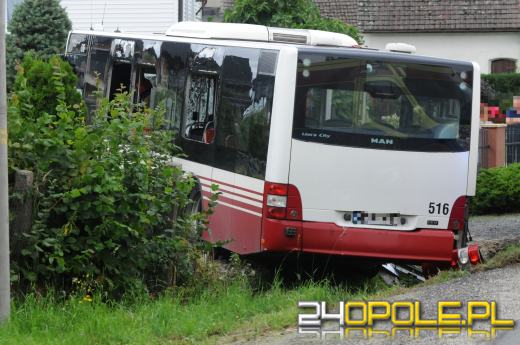 Autobus MZK staranował ogrodzenie i zatrzymał się na posesji