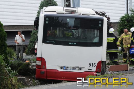 Autobus MZK staranował ogrodzenie i zatrzymał się na posesji