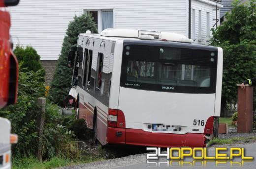 Autobus MZK staranował ogrodzenie i zatrzymał się na posesji