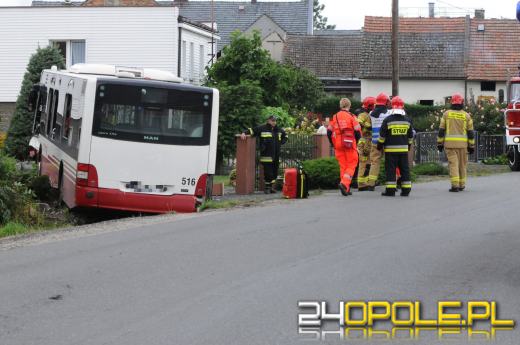 Autobus MZK staranował ogrodzenie i zatrzymał się na posesji