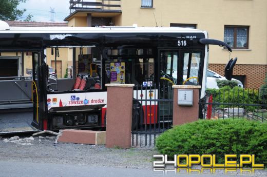 Autobus MZK staranował ogrodzenie i zatrzymał się na posesji