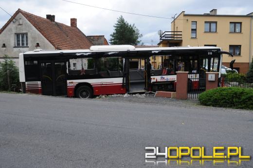 Autobus MZK staranował ogrodzenie i zatrzymał się na posesji