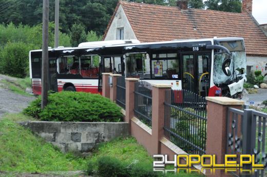 Autobus MZK staranował ogrodzenie i zatrzymał się na posesji