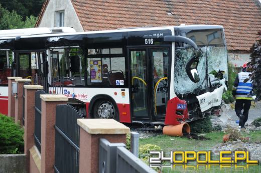 Autobus MZK staranował ogrodzenie i zatrzymał się na posesji