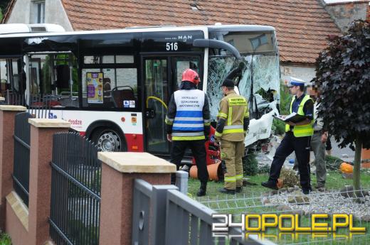 Autobus MZK staranował ogrodzenie i zatrzymał się na posesji