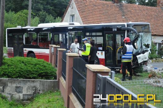 Autobus MZK staranował ogrodzenie i zatrzymał się na posesji