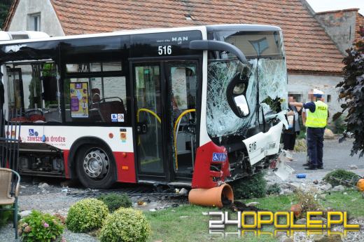 Autobus MZK staranował ogrodzenie i zatrzymał się na posesji