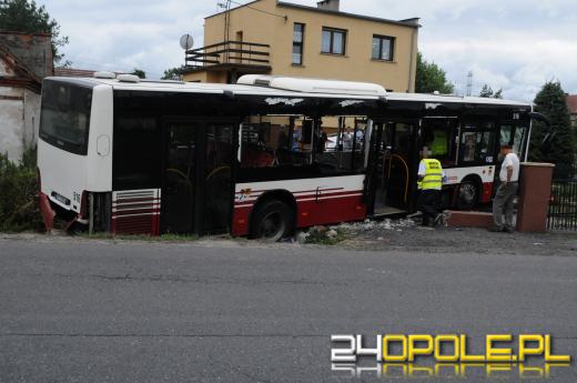 Autobus MZK staranował ogrodzenie i zatrzymał się na posesji