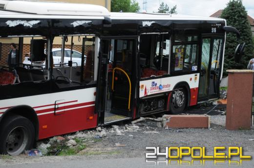 Autobus MZK staranował ogrodzenie i zatrzymał się na posesji