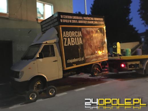 Policja interweniowała w sprawie ciężarówki z drastycznymi zdjęciami. Będzie skarga na mundurowych