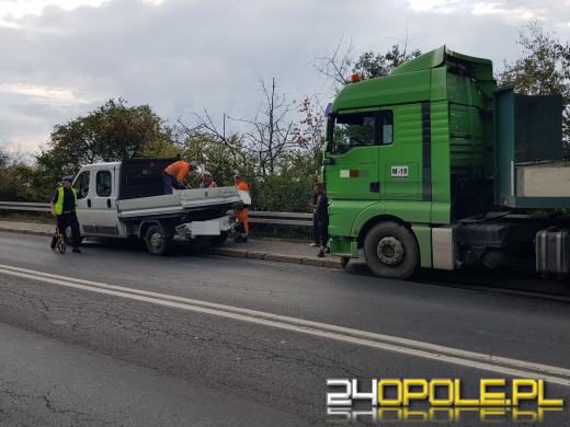 Ciężarówka, dostawczy Fiat i osobówka zderzyły się na wiadukcie w Opolu. Są utrudnienia