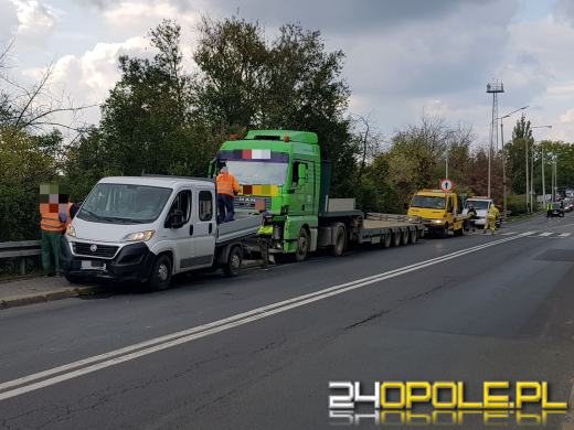 Ciężarówka, dostawczy Fiat i osobówka zderzyły się na wiadukcie w Opolu. Są utrudnienia