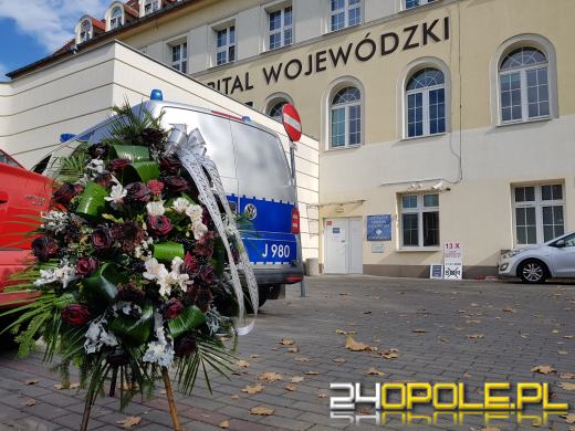 Znicze i wieniec pogrzebowy pod SORem na Katowickiej. Ratownicy zorganizowali "pogrzeb"