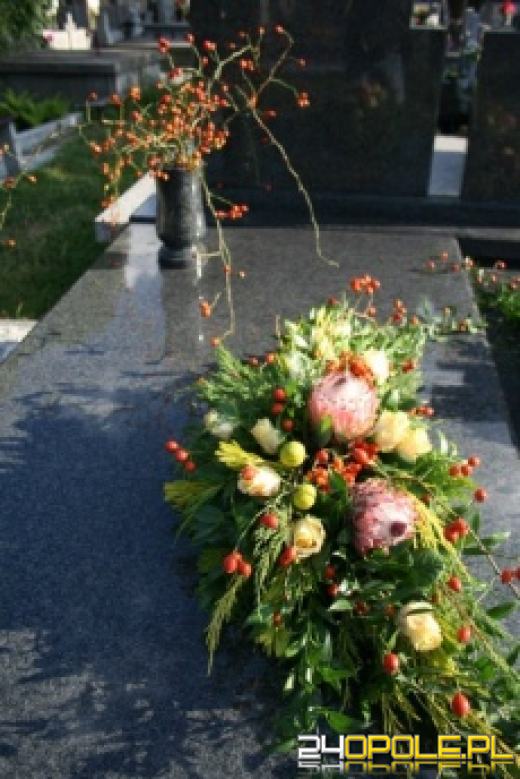 W co się wpisują "grobowe trendy"?