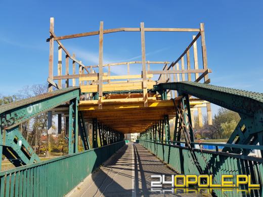 Trwają prace na moście Ireny Sendlerowej. Kiedy pojedziemy odnowioną przeprawą?