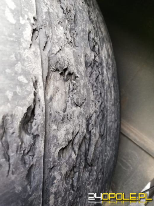 Samochód ciężarowy przewoził ceramikę. Stan opon pojazdu był tragiczny!