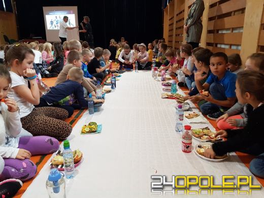 Dzieci wspólnie przygotowały i zjadły śniadanie, bo...daje moc!