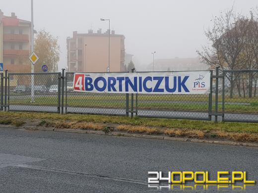 Minął termin na posprzątanie swoich banerów. Kto jeszcze "wisi"? 