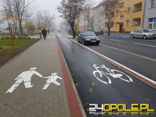 Na Oleskiej trwają ostatnie prace porządkowe i montaż znaków