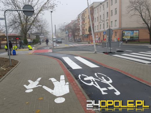 Na Oleskiej trwają ostatnie prace porządkowe i montaż znaków