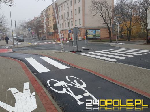 Na Oleskiej trwają ostatnie prace porządkowe i montaż znaków