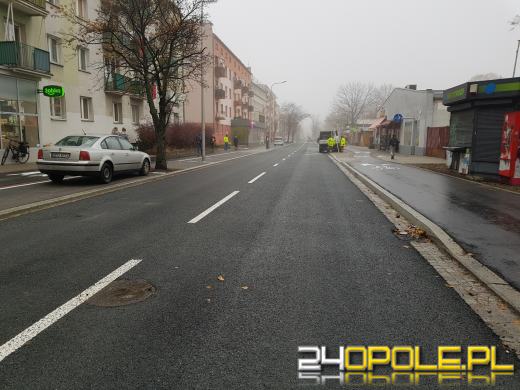 Na Oleskiej trwają ostatnie prace porządkowe i montaż znaków