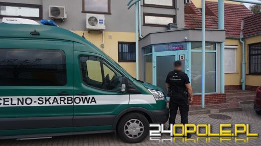 Nie byli obecni podczas kontroli, postawiono im zarzuty czynnej napaści na funkcjonariuszy