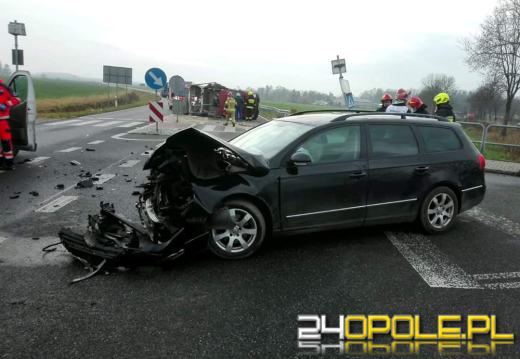 Groźne zdarzenie na DW 414 - droga zablokowana!