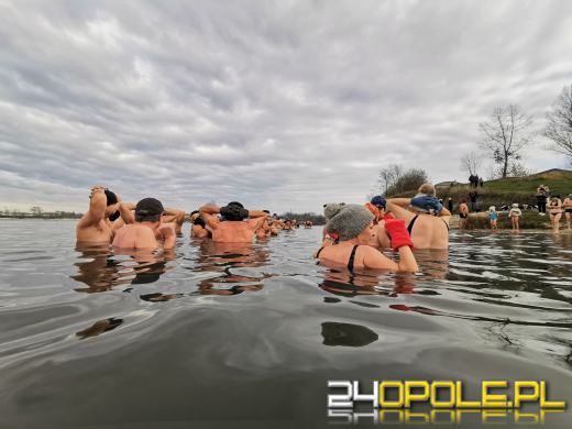 Miłośników kąpieli w zimnej wodzie przybywa