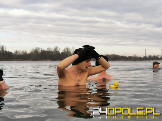 Miłośników kąpieli w zimnej wodzie przybywa
