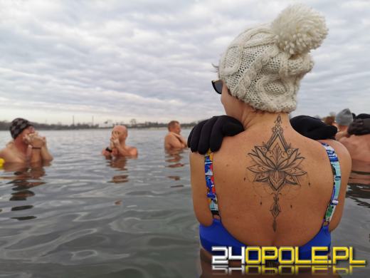 Miłośników kąpieli w zimnej wodzie przybywa