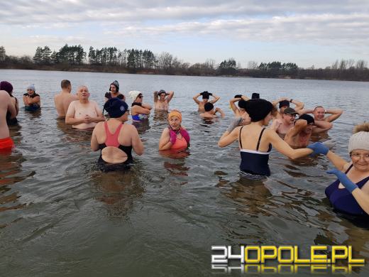Miłośników kąpieli w zimnej wodzie przybywa