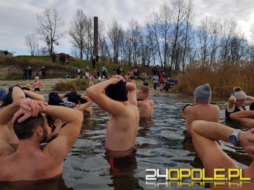 Miłośników kąpieli w zimnej wodzie przybywa