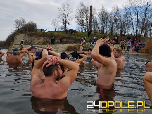 Miłośników kąpieli w zimnej wodzie przybywa