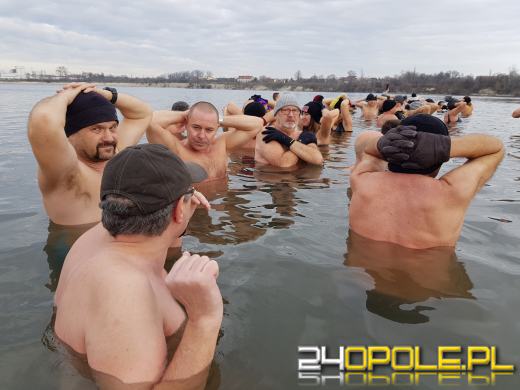 Miłośników kąpieli w zimnej wodzie przybywa