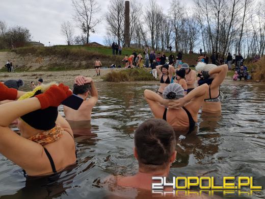Miłośników kąpieli w zimnej wodzie przybywa