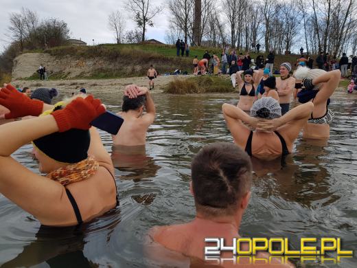 Miłośników kąpieli w zimnej wodzie przybywa