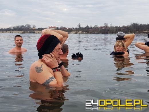 Miłośników kąpieli w zimnej wodzie przybywa